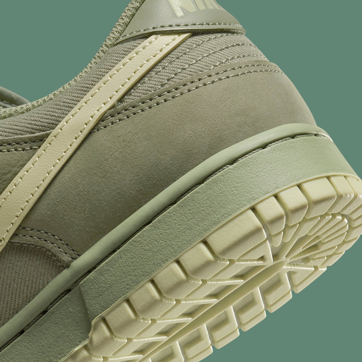 SB DUNK LOW (OIL GREEN)