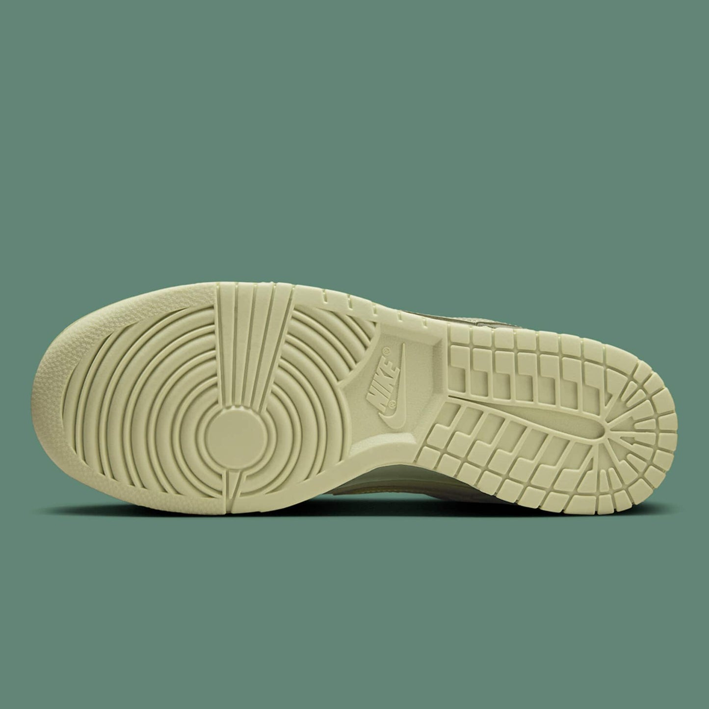 SB DUNK LOW (OIL GREEN)